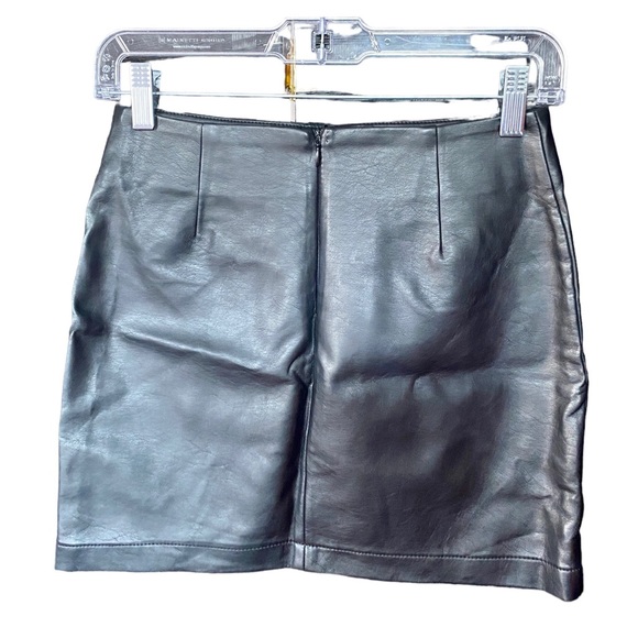 Forever 21 - Faux leather mini skirt - Picture 2 of 5